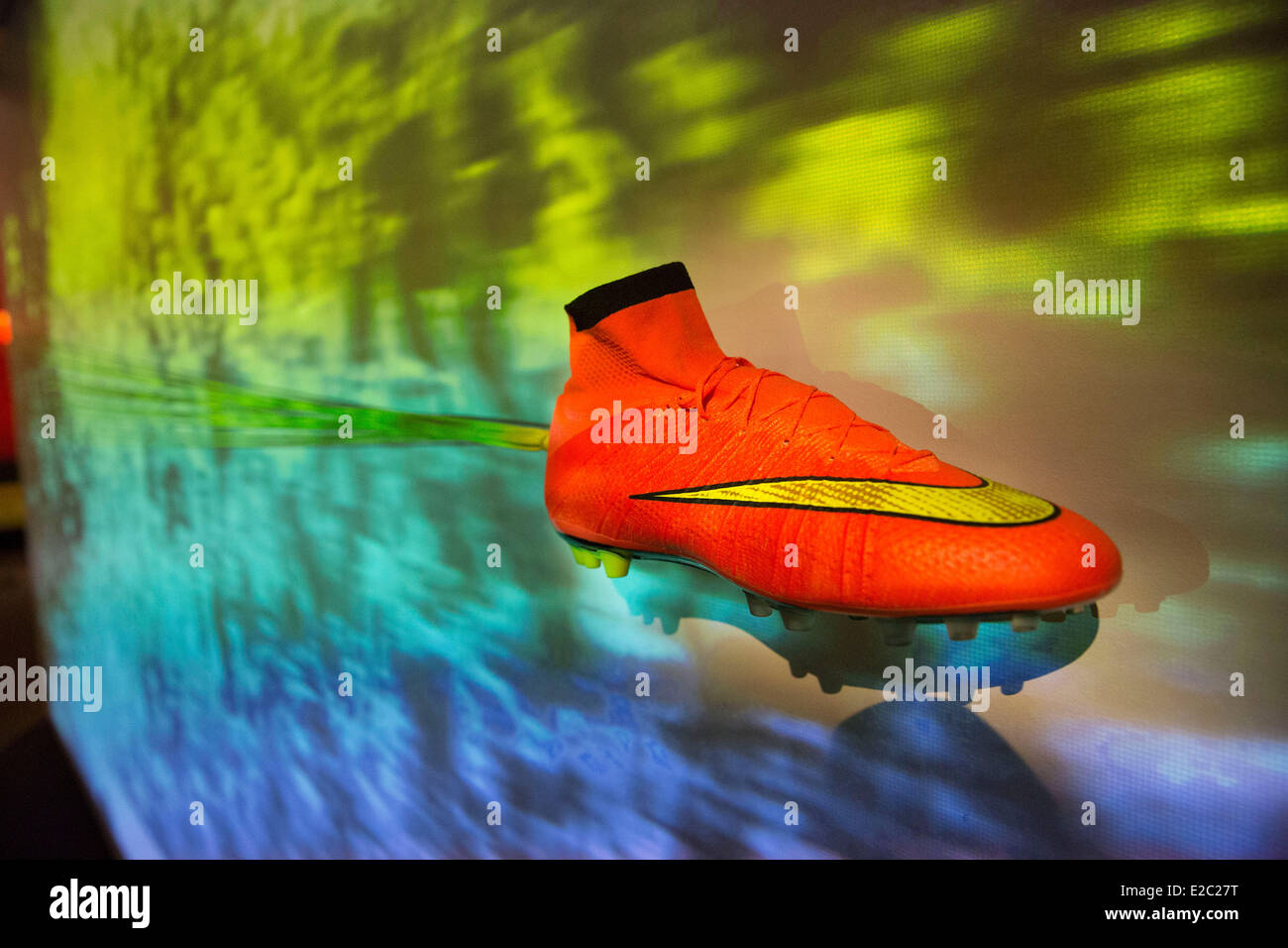 Nueva York, NY, EEUU. 18 de junio de 2014. Nike ha lanzado su nuevo  arranque de la Copa Mundial de fútbol en su tienda insignia en midtown  Manhattan. Las nuevas Nike 2014