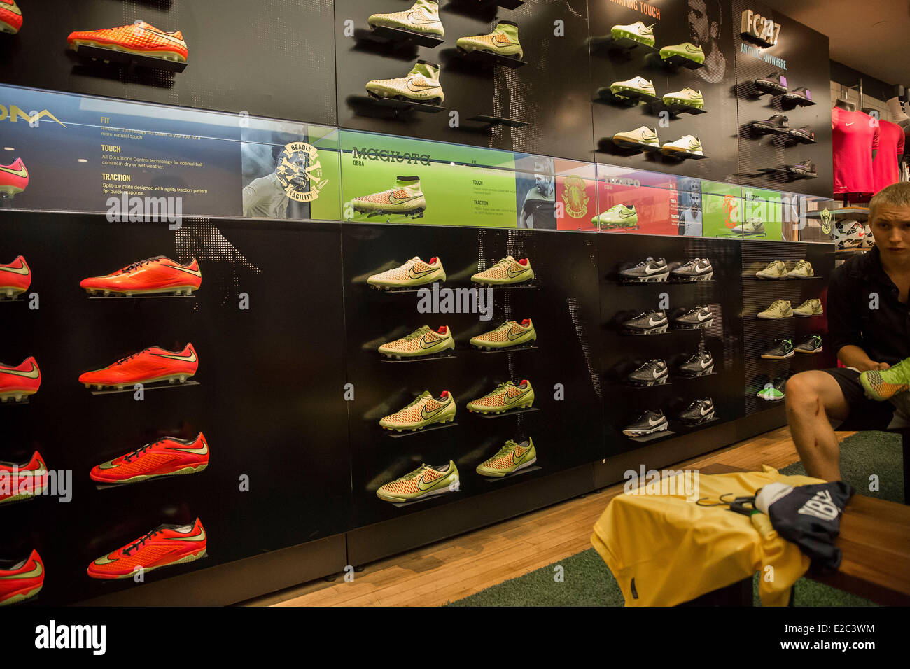 Nueva York, NY, EEUU. 18 de junio de 2014. En la flagship store de Nike en  el Midtown Manhattan, la Copa del Mundo en Brasil es bueno para  empresarial. Fútbol tops y
