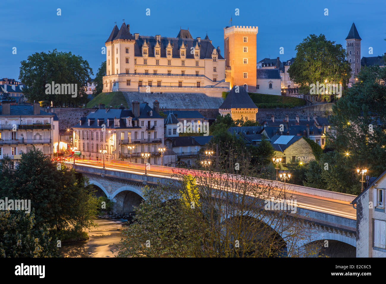 Francia, Pirineos Atlánticos, Bearn, Pau, el Gave de Pau y el castillo del siglo XIV, el rey Enrique IV's Birthplace Foto de stock