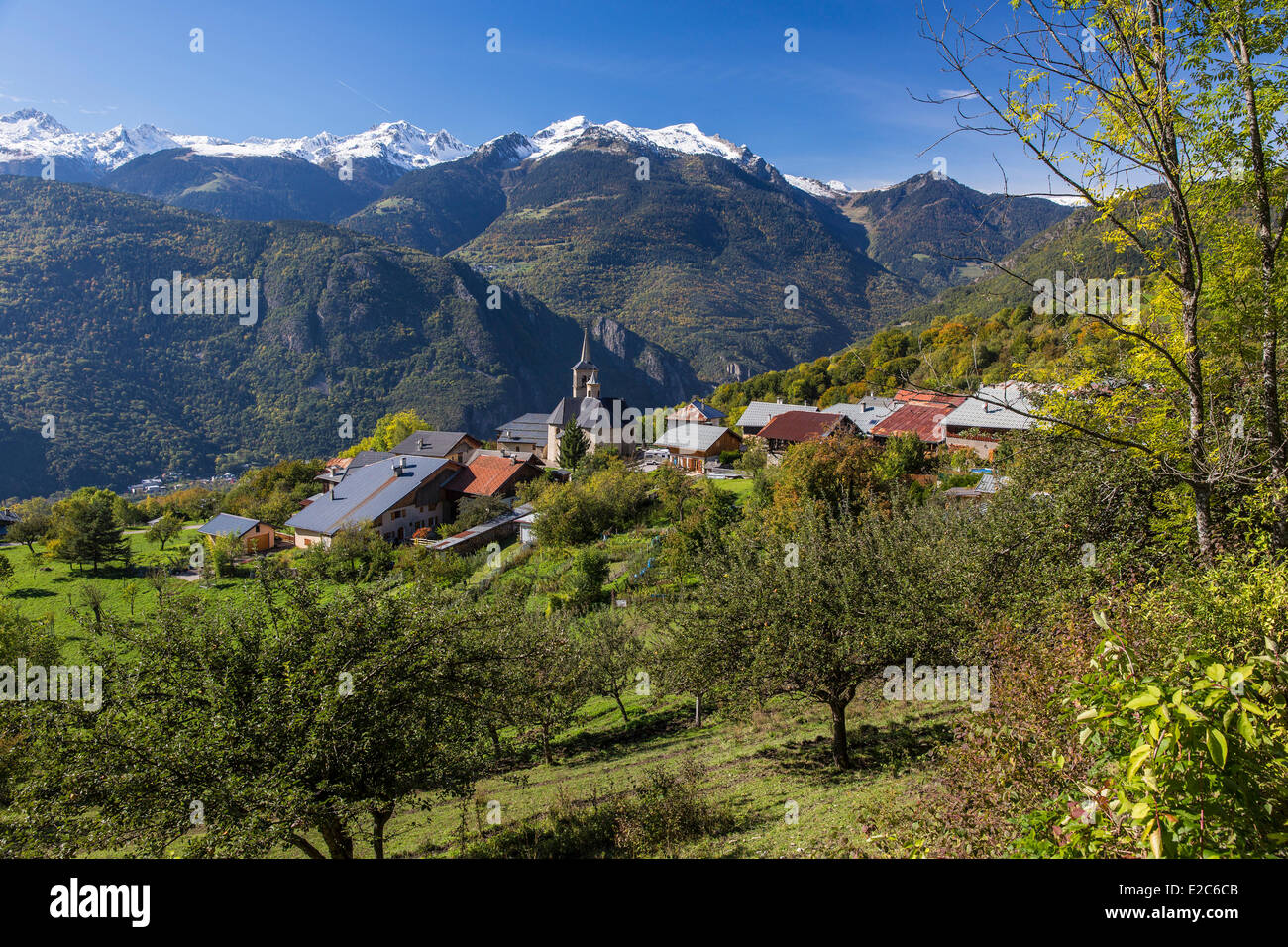 Francia, Savoie, Aigueblanche, iglesia barroca de San Martín en el siglo XVII en la aldea de Villargerel, el valle de la Tarentaise con una vista de la cadena de la Lauziere Foto de stock