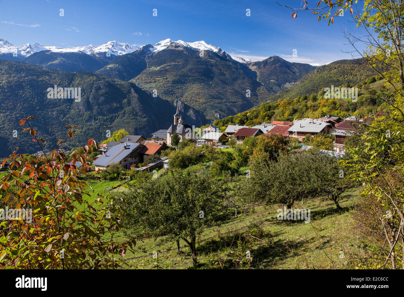 Francia, Savoie, Aigueblanche, iglesia barroca de San Martín en el siglo XVII en la aldea de Villargerel, el valle de la Tarentaise con una vista de la cadena de la Lauziere Foto de stock