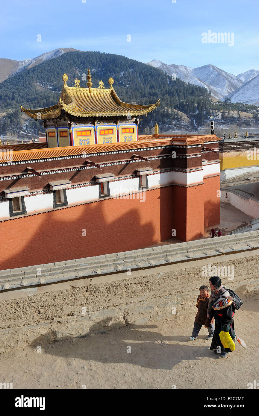 China, provincia de Gansu, Amdo, Xiahe, monasterio de Labrang (Si), Labuleng Losar (Año Nuevo Tibetano pigrim festival), y el niño haciendo la kora (circunvalación) alrededor del monasterio Foto de stock