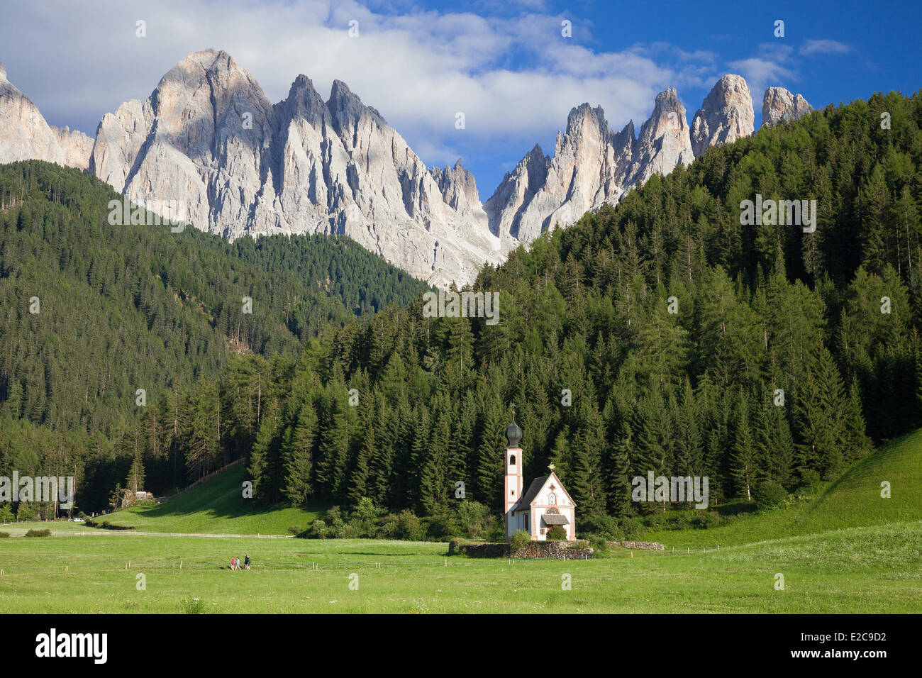 Italia, Trentino Alto Adigio, Dolomitas macizo listados como Patrimonio Mundial por la UNESCO, Funes o Villnoss valle, Saint Johann iglesia Foto de stock