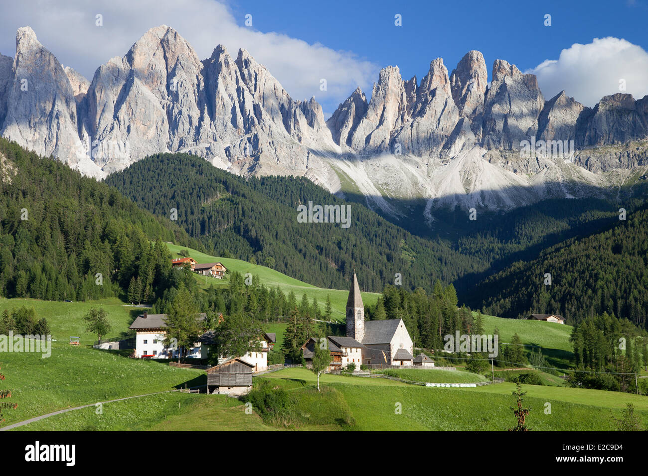 Italia, Trentino Alto Adigio, Dolomitas macizo listados como Patrimonio Mundial por la UNESCO, Villnoss Valley, Santa Magdalena iglesia Foto de stock