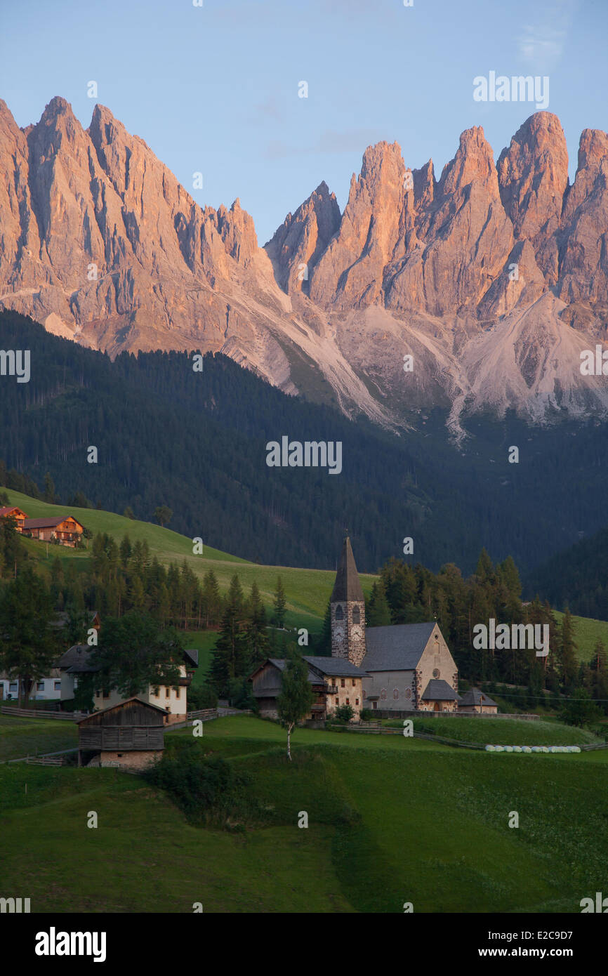 Italia, Trentino Alto Adigio, Dolomitas macizo listados como Patrimonio Mundial por la UNESCO, Villnoss Valley, Santa Magdalena iglesia Foto de stock