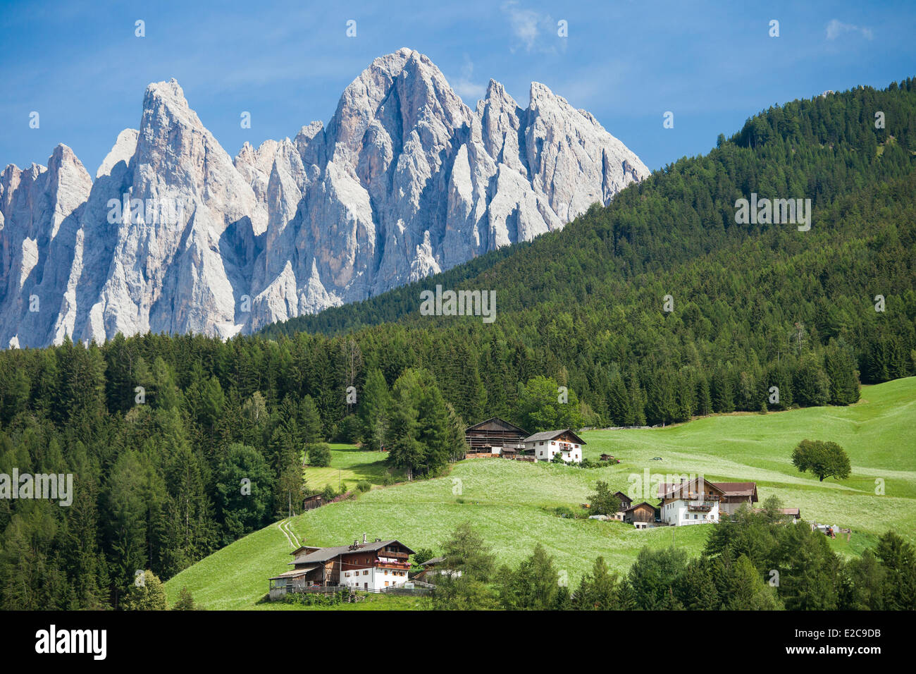 Italia, Trentino Alto Adigio, Dolomitas macizo listados como Patrimonio Mundial por la UNESCO, Funes o Villnoss valle y montañas Odle Foto de stock