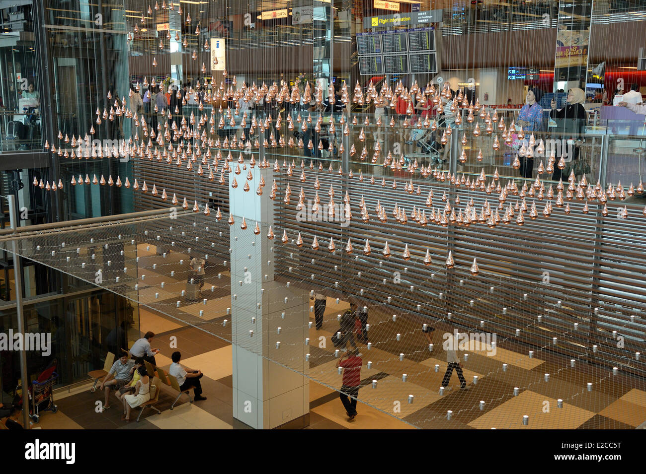 Singapur, en la Terminal 1 del aeropuerto de Changi es un relajante trabajo artístico, cinética, lluvia, por Joachim Sauter de ART + COM y tener más de 1216 gotas de bronce suspendidos en el aire que se mueve en una coreografía sincronizada Foto de stock