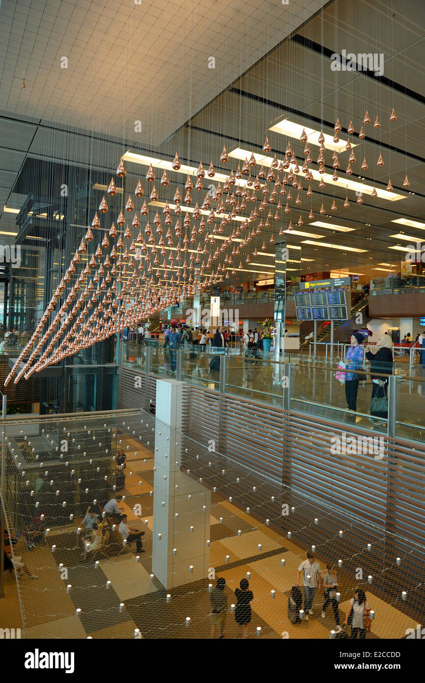 Singapur, en la Terminal 1 del aeropuerto de Changi es un relajante trabajo artístico, cinética, lluvia, por Joachim Sauter de ART + COM y tener más de 1216 gotas de bronce suspendidos en el aire que se mueve en una coreografía sincronizada Foto de stock