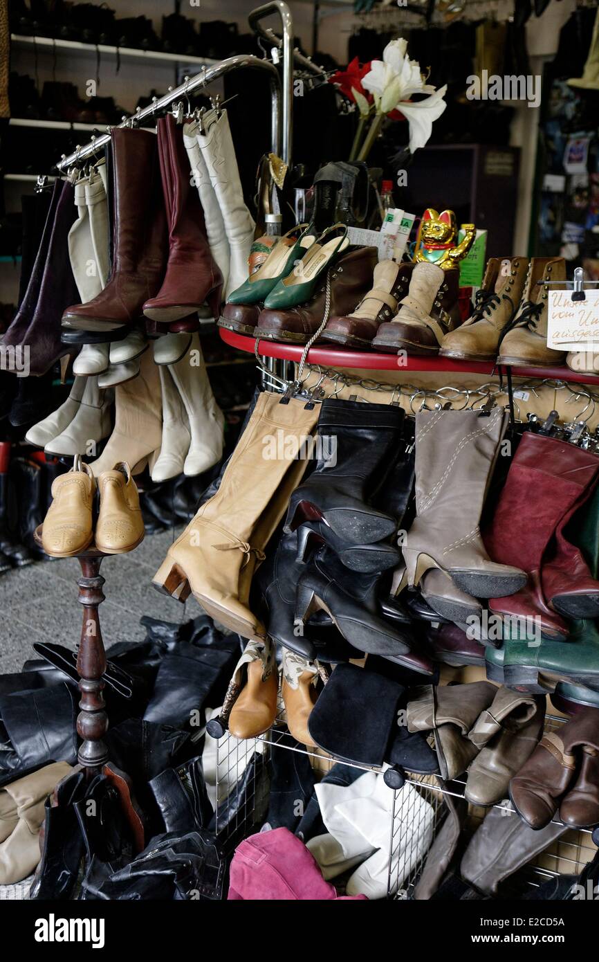 Alemania, Berlín, Calypso store (23 Rosenthaler Strasse), zapatos de segunda mano. Foto de stock