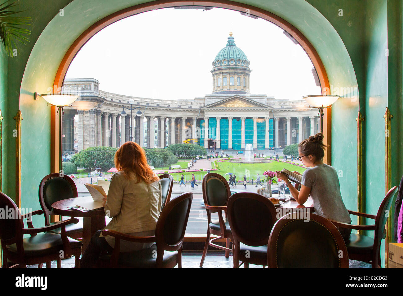 Rusia, San Petersburgo, catalogado como Patrimonio Mundial por la UNESCO, cafe en Zinger (cantante) edificio Foto de stock