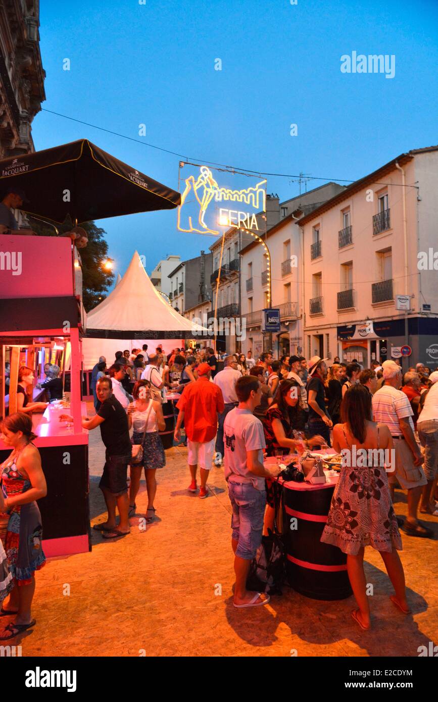 Francia, Herault, Beziers, feria anual en las calles de la ciudad, su ambiente nocturno en una bodega Foto de stock