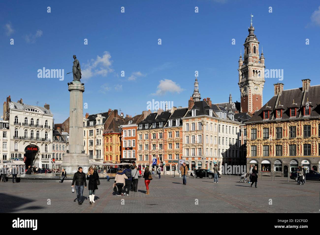 Francia, Nord, Lille, Place du Général de Gaulle o Grand Place, con la estatua de la diosa en su columna y campanario Foto de stock