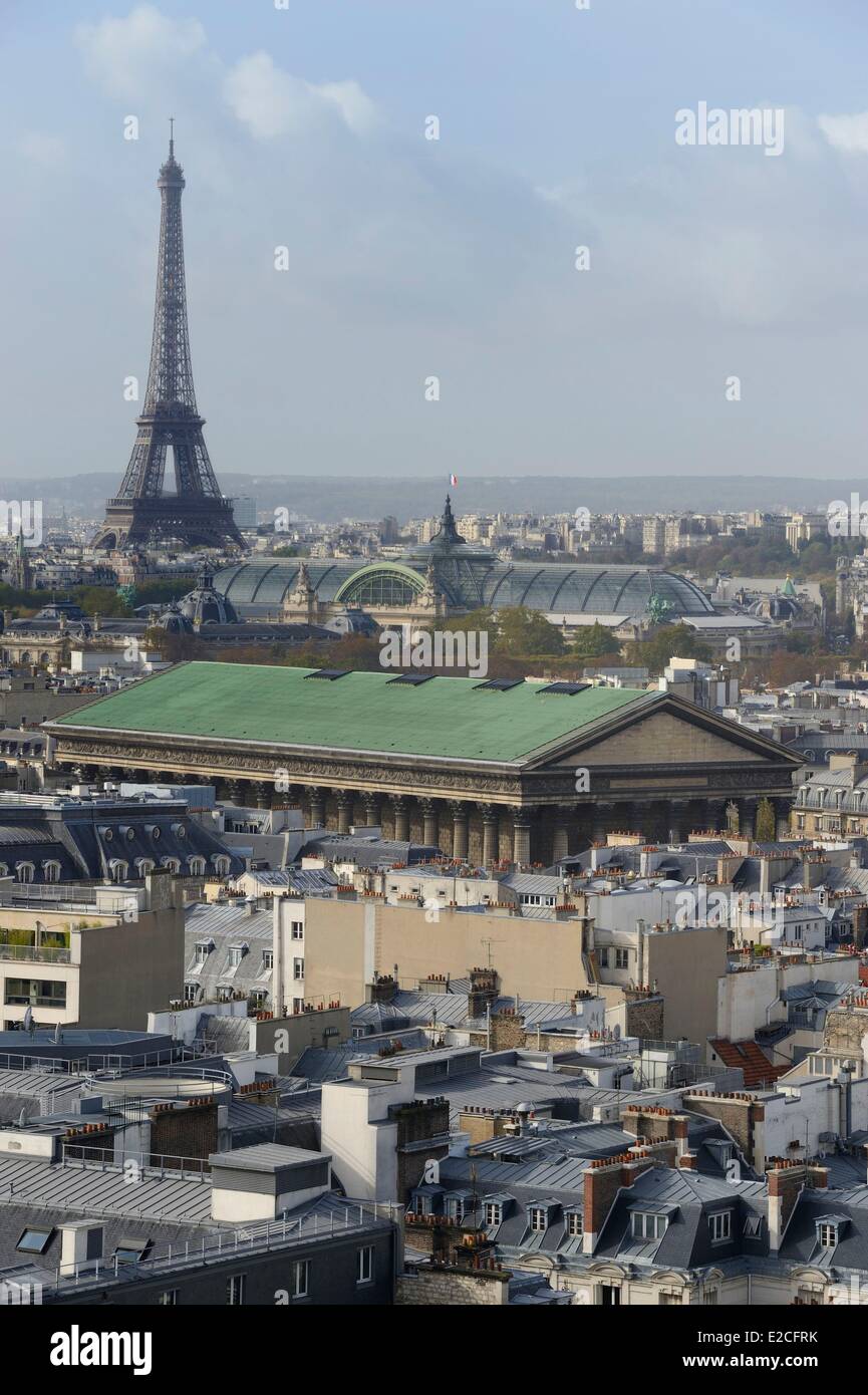 Francia, Paris, el frontón de la iglesia de la Madeleine, el techo de cristal del Grand Palais y la Torre Eiffel Foto de stock