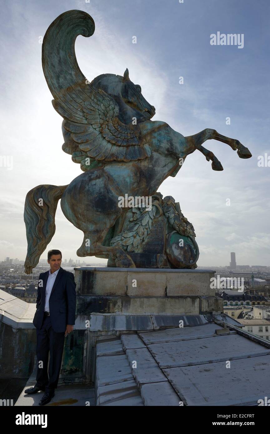 Francia, Paris, caballo alado estatua en el techo de la Ópera Garnier y el conserje jefe Gilles Djeraouane Foto de stock