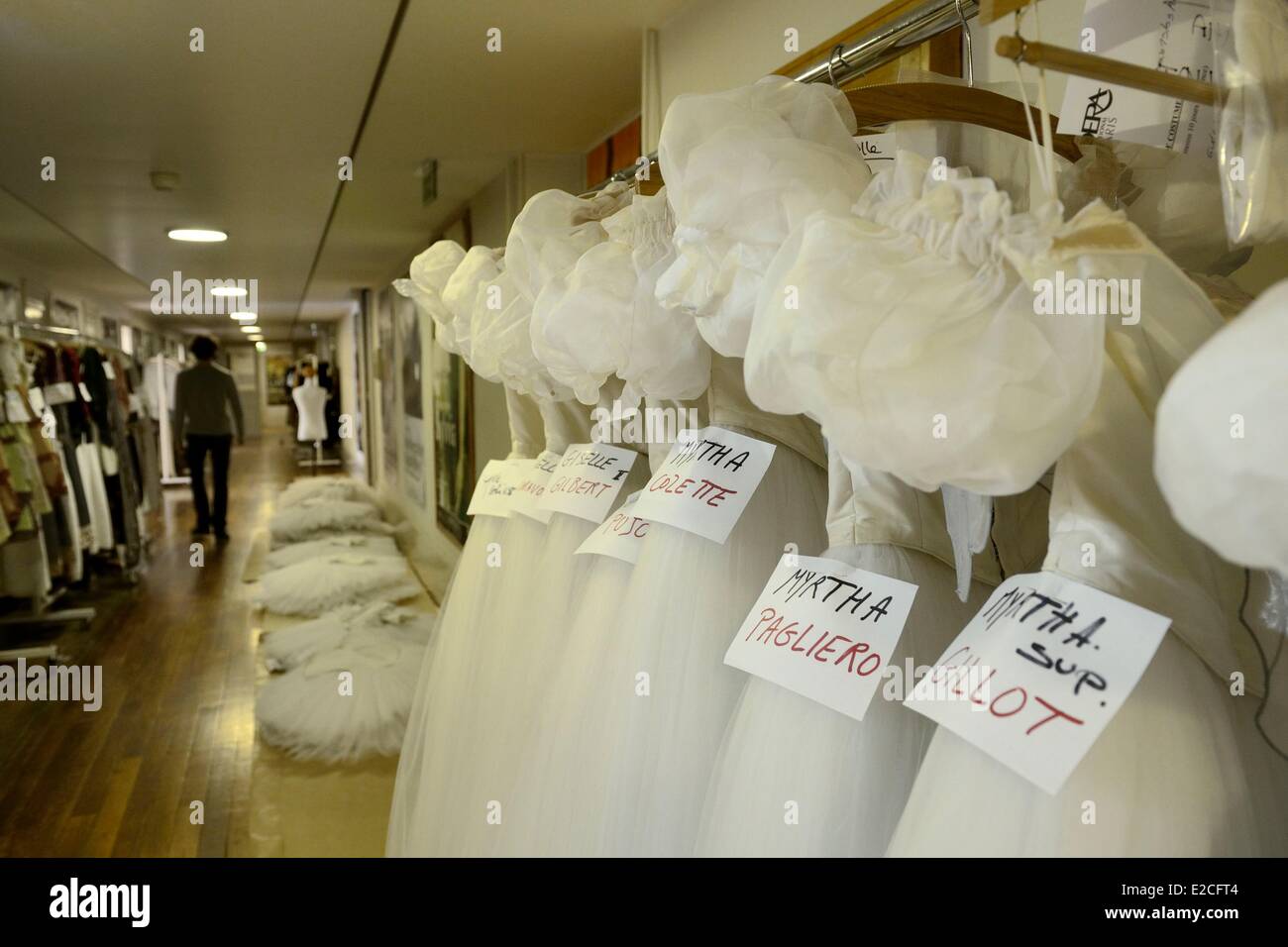 Francia, París, de la Ópera Garnier, los talleres de vestuario, trajes  esperando en el pasillo Fotografía de stock - Alamy