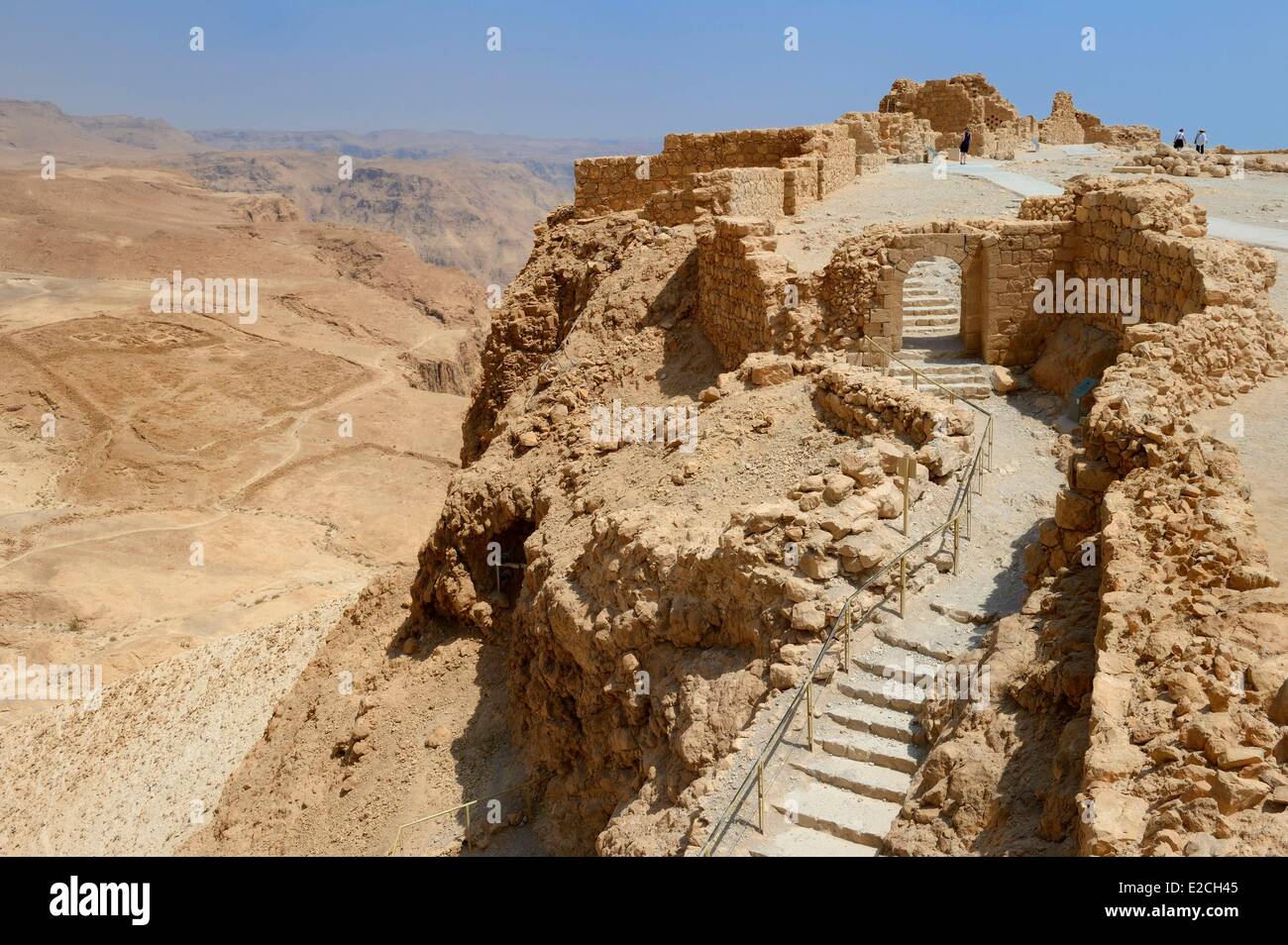 Israel, el desierto del Negev, la fortaleza de Masada, catalogado como Patrimonio Mundial por la UNESCO, la puerta occidental bizantina Foto de stock