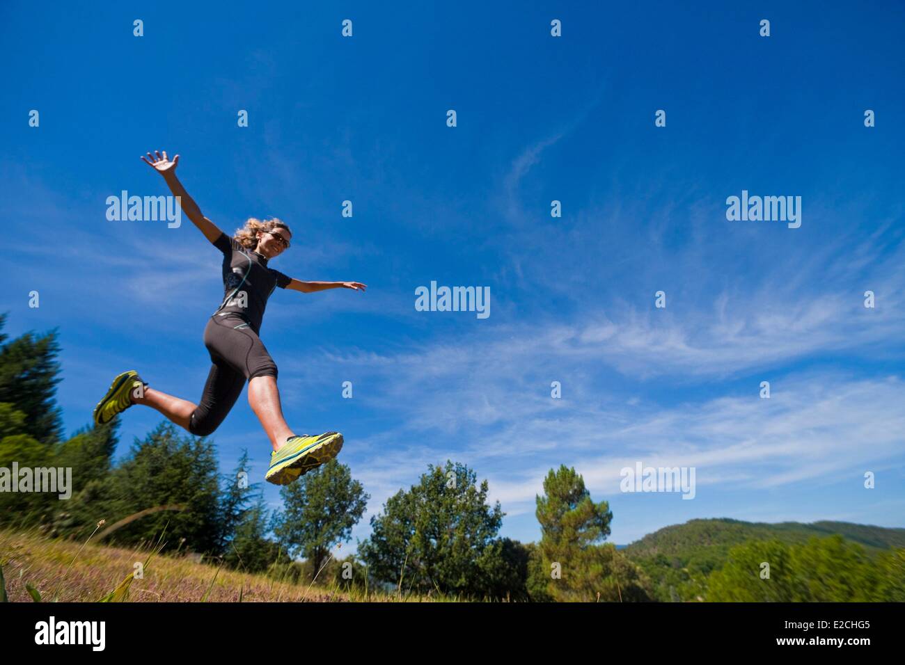 Mujer corriendo montaña fotografías e imágenes de alta resolución - Alamy