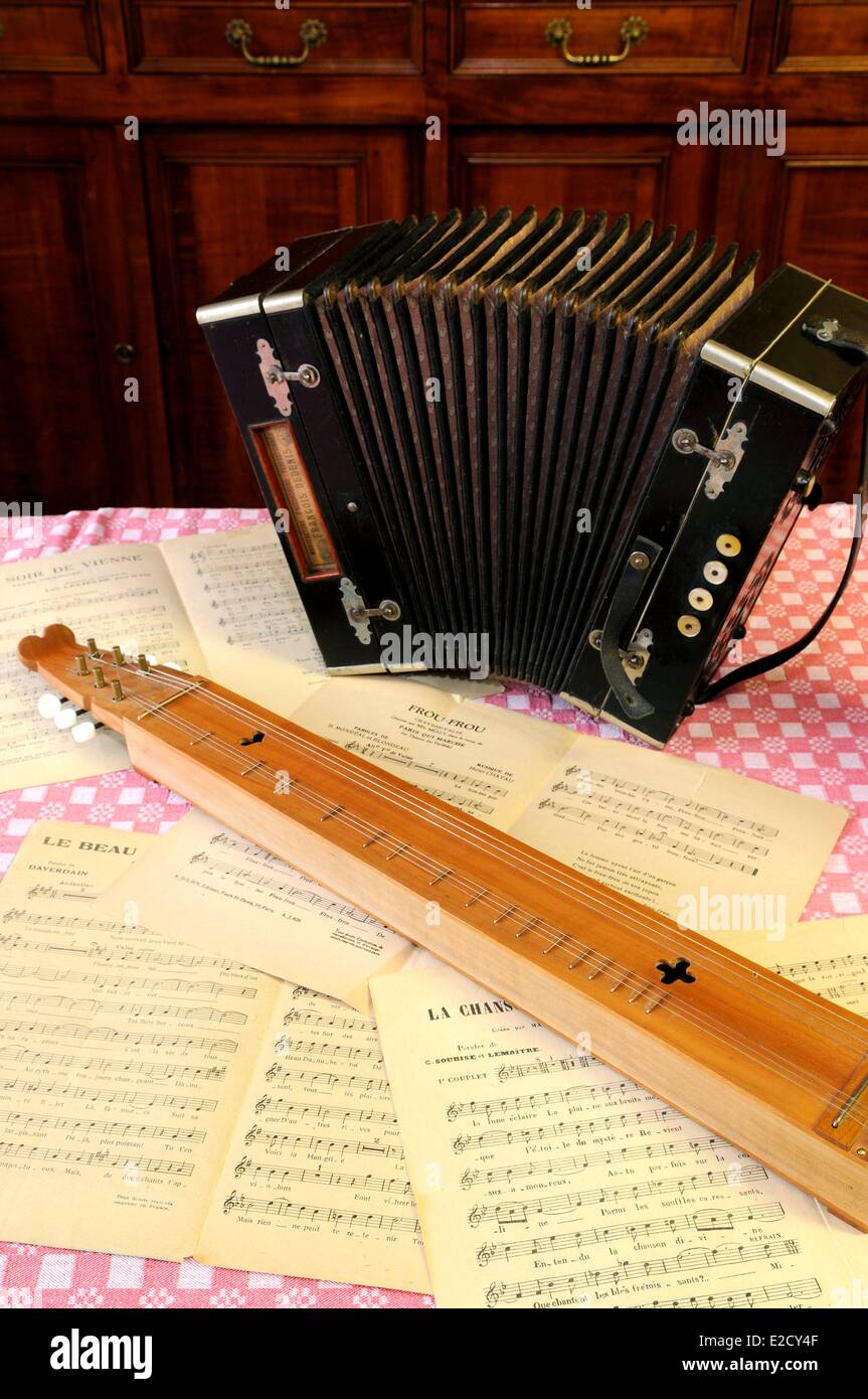 Francia Haute Saone Fougerolles instrumentos tradicionales spruce Vosges  acordeón diatónico partituras de canciones populares Fotografía de stock -  Alamy