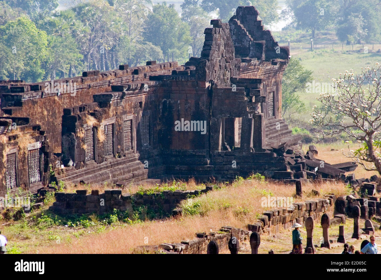 Sección de un muro de piedra en el nivel inferior se muestra en las ruinas de Wat Phu, construido por los Jemeres, en Champasak, Laos. Foto de stock