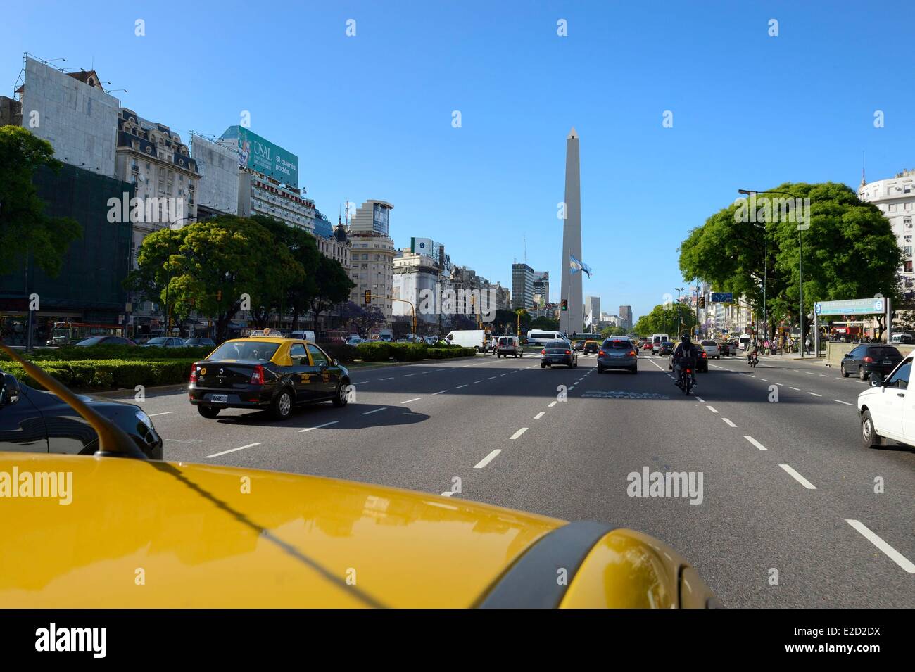 Argentina Buenos Aires el obelisco en la avenida 9 de julio la avenida más ancha del mundo Foto de stock