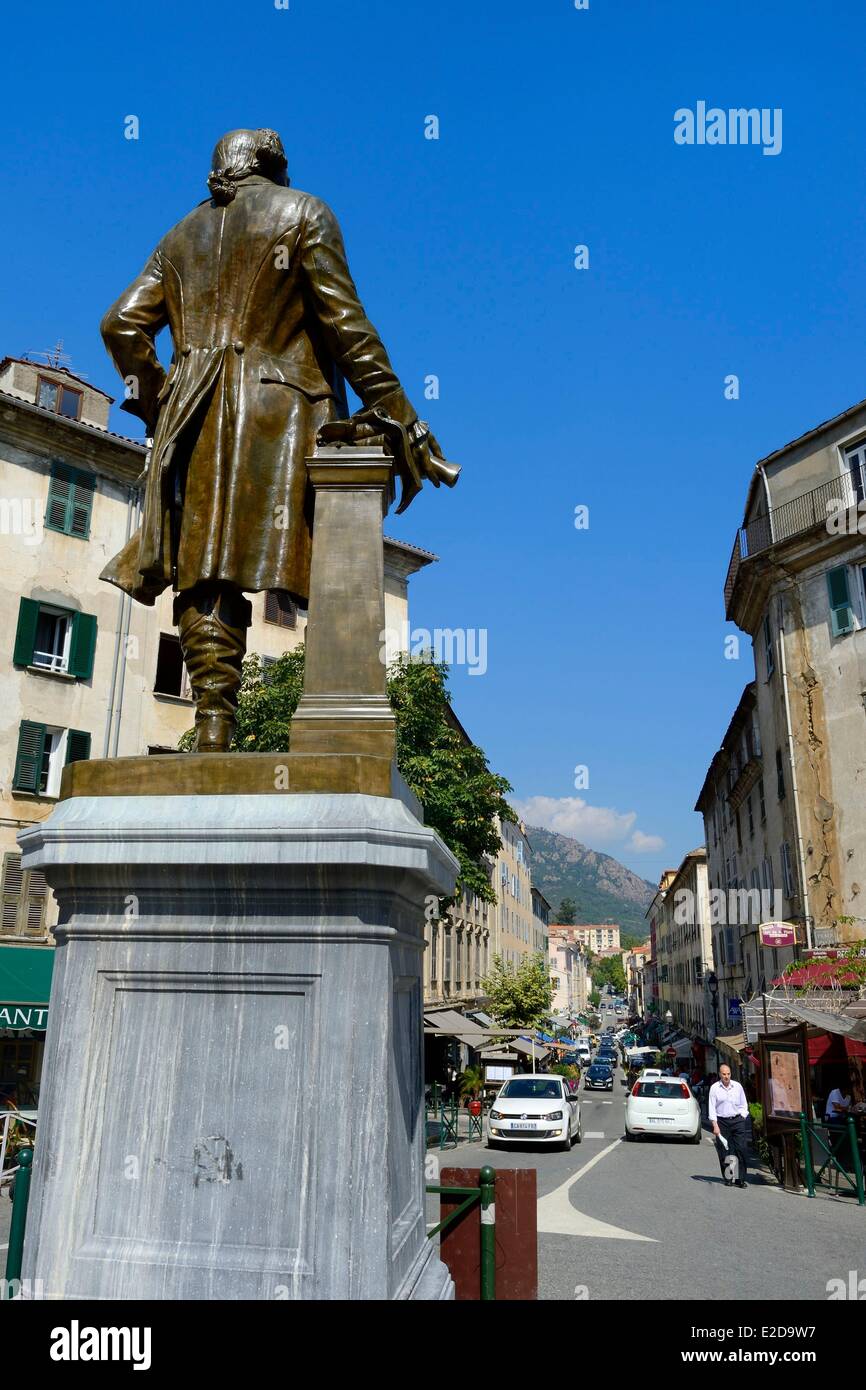 Francia, Haute Corse, Corte, la estatua de bronce de Pascal Paoli, quien escribió la constitución de Córcega en 1755, cours Paoli en el fondo Foto de stock
