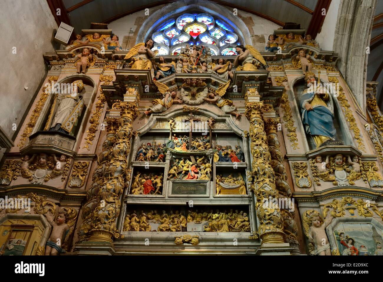 Francia Finisterre Lampaul Guimiliau iglesia el retablo mayor de la Pasión Foto de stock
