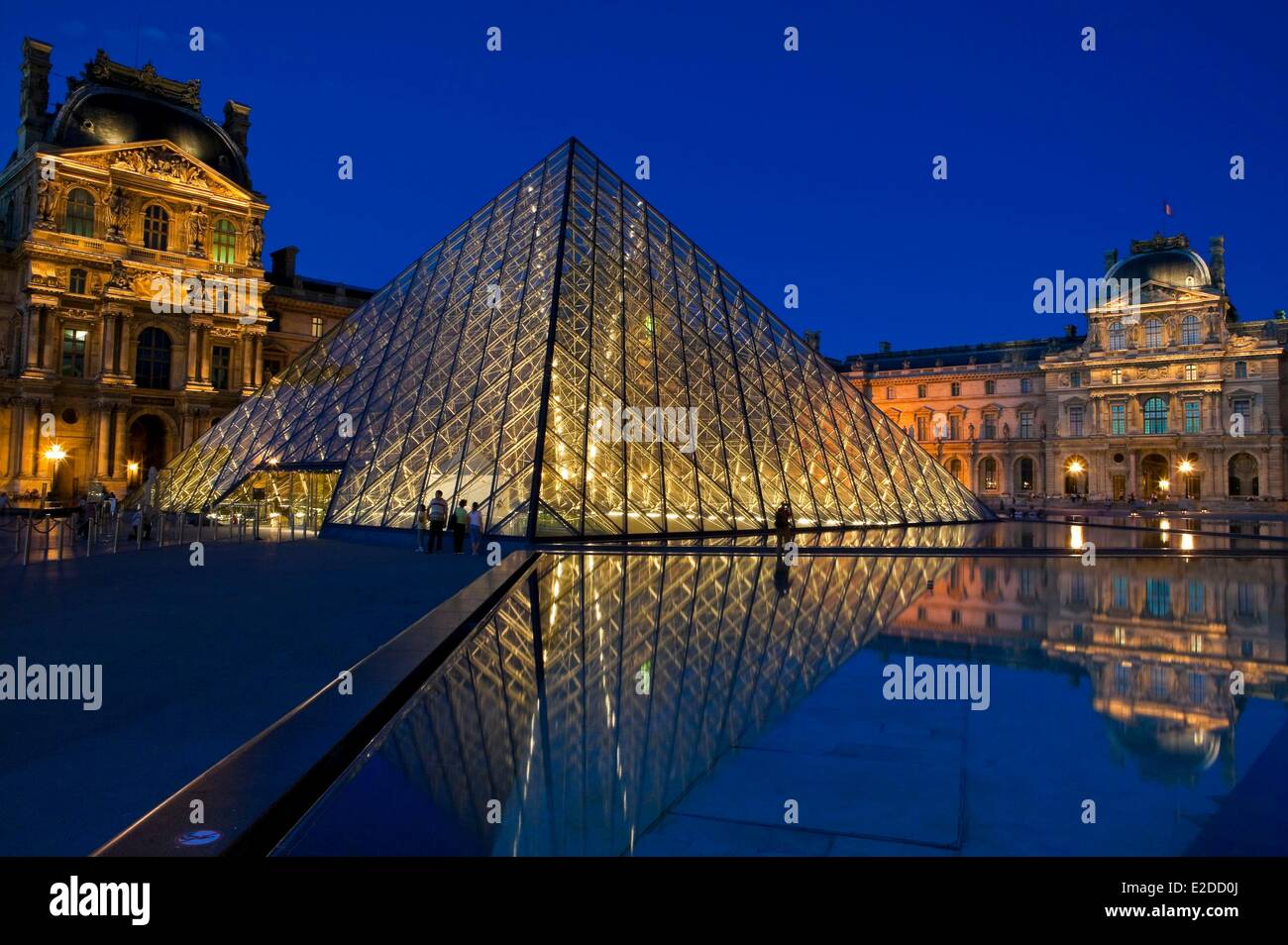 La Pirámide del Louvre de París en Francia por el arquitecto IM Pei y la fachada del Cour Napoleón Foto de stock