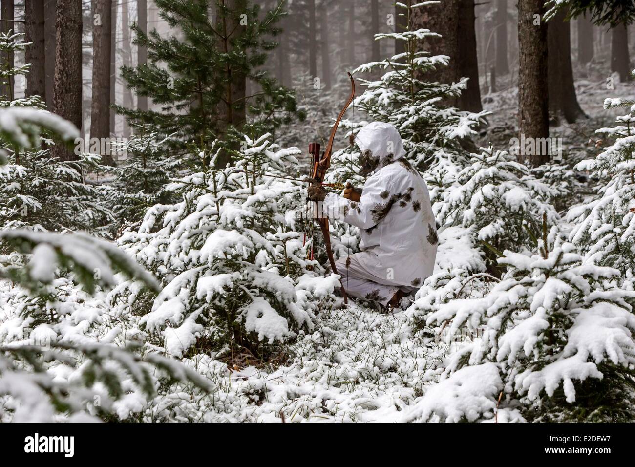 Francia Bas Rhin arquería Arco de caza en invierno en invierno vestir Foto de stock