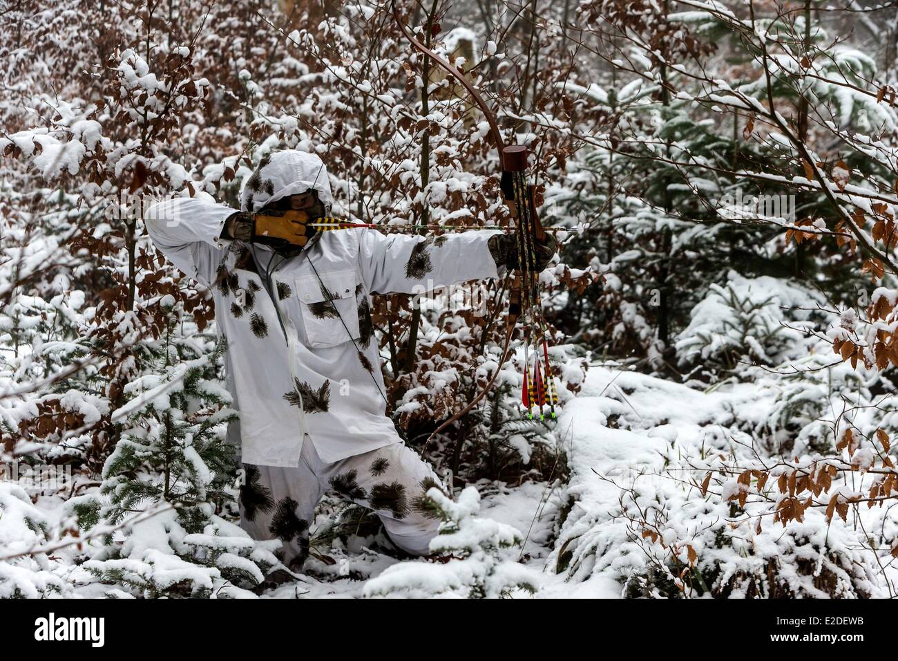 Francia Bas Rhin arquería Arco de caza en invierno en invierno vestir Foto de stock