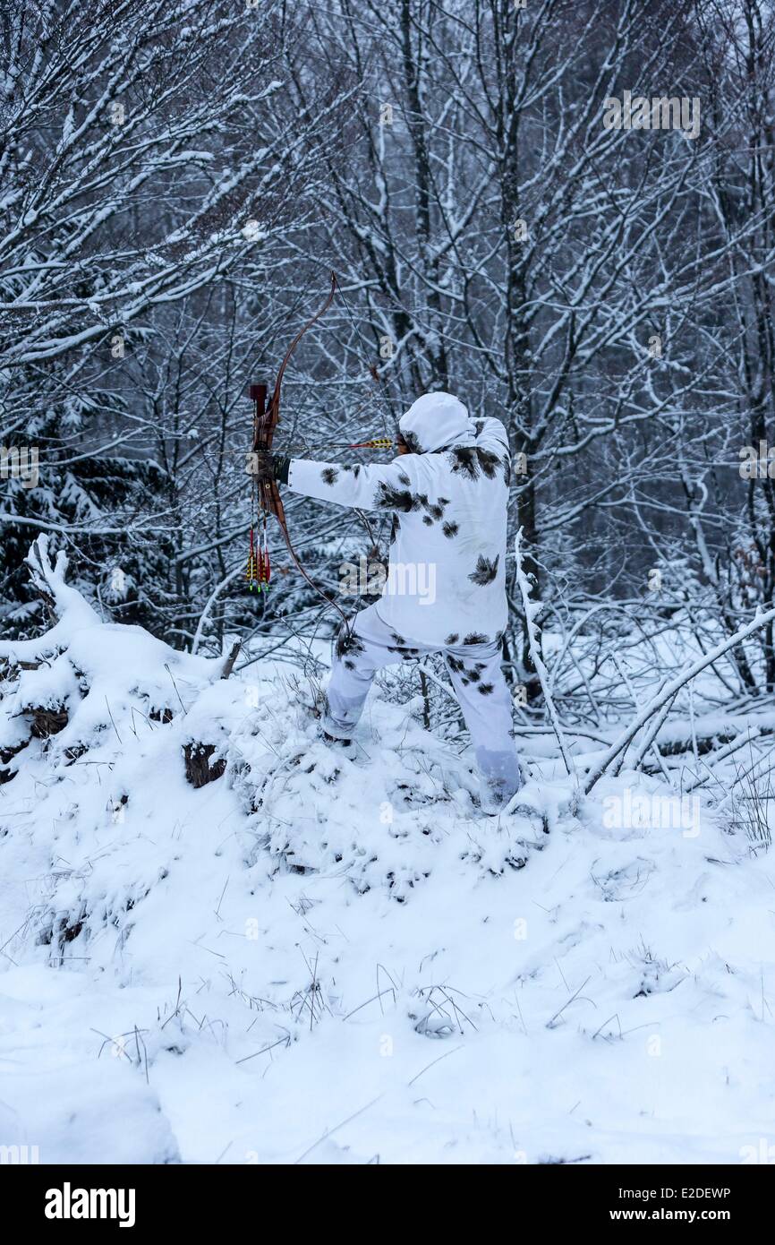 Francia Bas Rhin arquería Arco de caza en invierno en invierno vestir Foto de stock