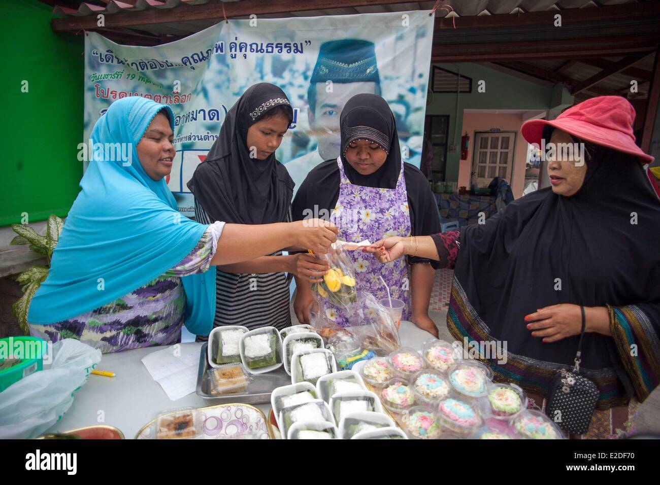 Tailandia Phuket provincia Bangtao mujeres vendiendo cápsula preparada durante la elección Foto de stock