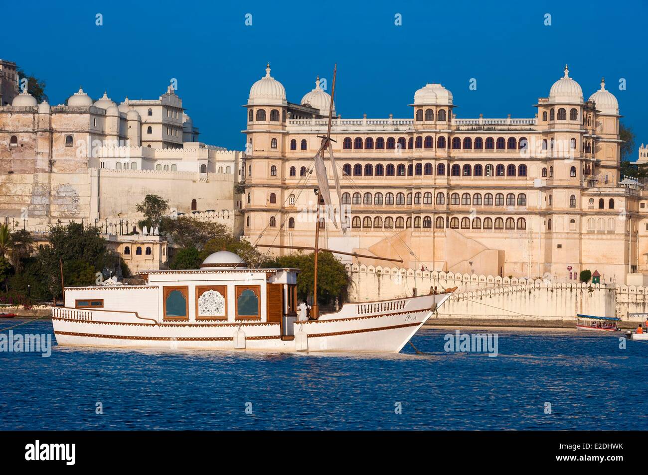 El estado de Rajasthan India Udaipur el Palacio de la ciudad frente al lago Pichola Foto de stock