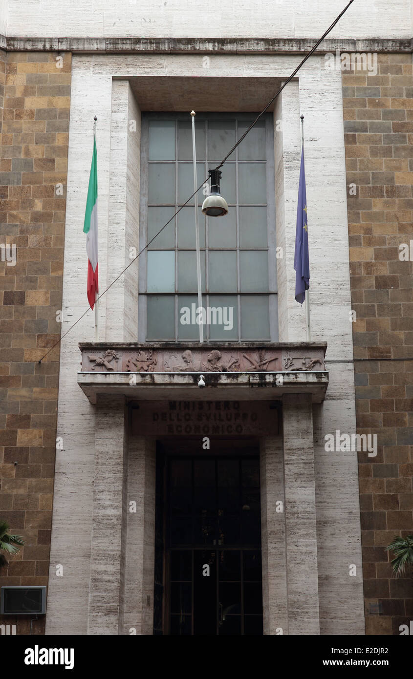 Roma, Italia - 23 de mayo de 2014: el Ministerio de Desarrollo Económico entrada de Via Veneto. Foto de stock