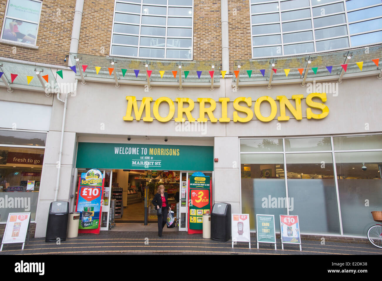 Tienda la cadena de supermercados Morrisons, Wimbledon High Street, en el suroeste de Londres, Inglaterra, Reino Unido. Foto de stock
