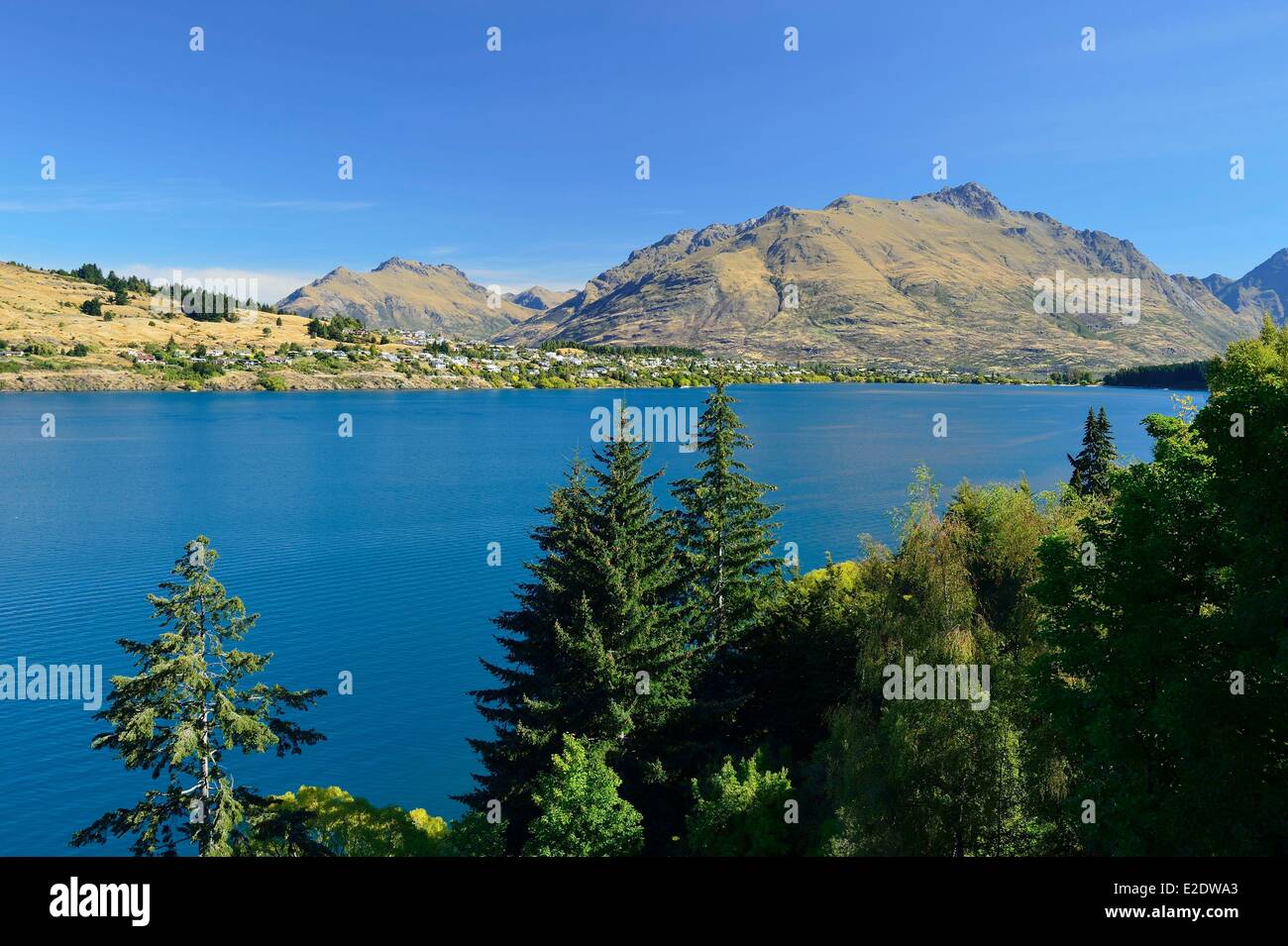 Nueva Zelanda, Isla del Sur, la Región de Otago, el Lago Wakatipu cerca de Queenstown y The Remarkables en el fondo Foto de stock