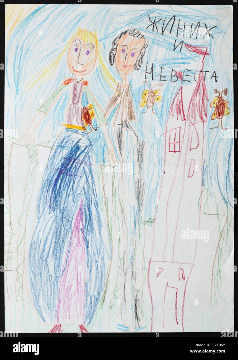 Dibujo del niño original de la novia y del novio dibujado por una niña de 5 años. Inscripción en ruso: La Novia y el novio. Foto de stock