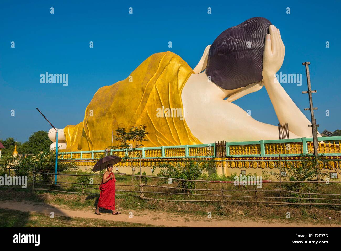 Myanmar (Birmania) la división de Bago sentar Myat pagoda Nar Myathar Laung Buda reclinado desde atrás Foto de stock