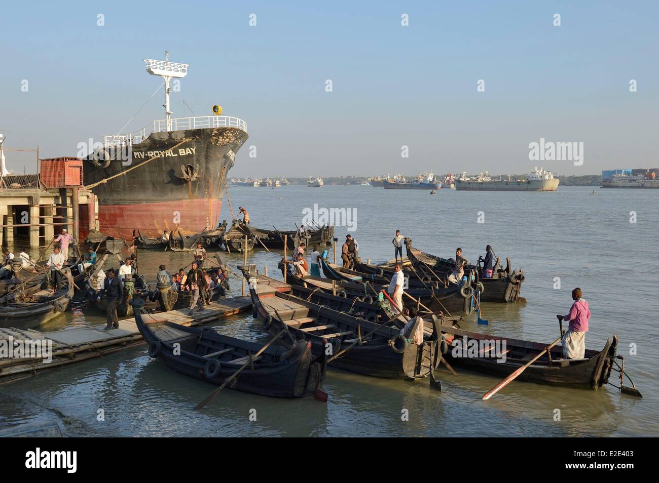 Principal puerto de Chittagong de Bangladesh y la segunda ciudad más grande  de Bangladesh situado en el estuario del río Karnaphuli sobre Fotografía de  stock - Alamy