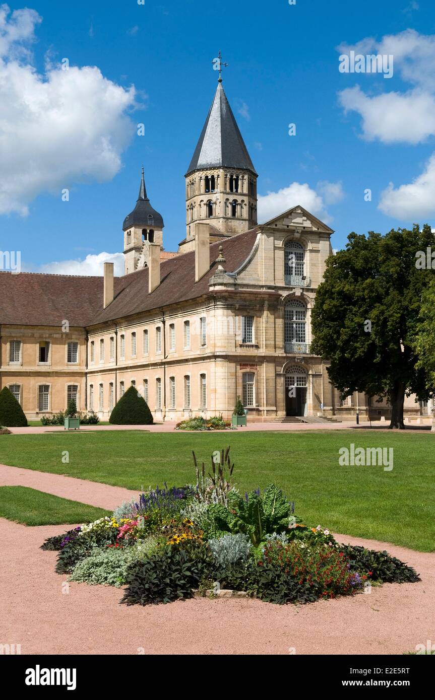 Francia, Saône et Loire, Abadía de Cluny Cluny, agua santa y el reloj de la torre, edificios de la abadía y la Escuela de Artes y Oficios Foto de stock