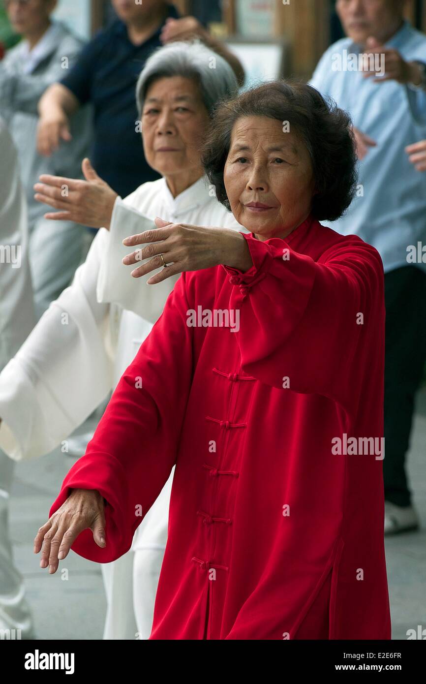 China, en la provincia de Zhejiang, Hangzhou, catalogado como Patrimonio Mundial por la UNESCO, muelles junto al lago del Oeste (Xihu), mañana el Tai chi Foto de stock