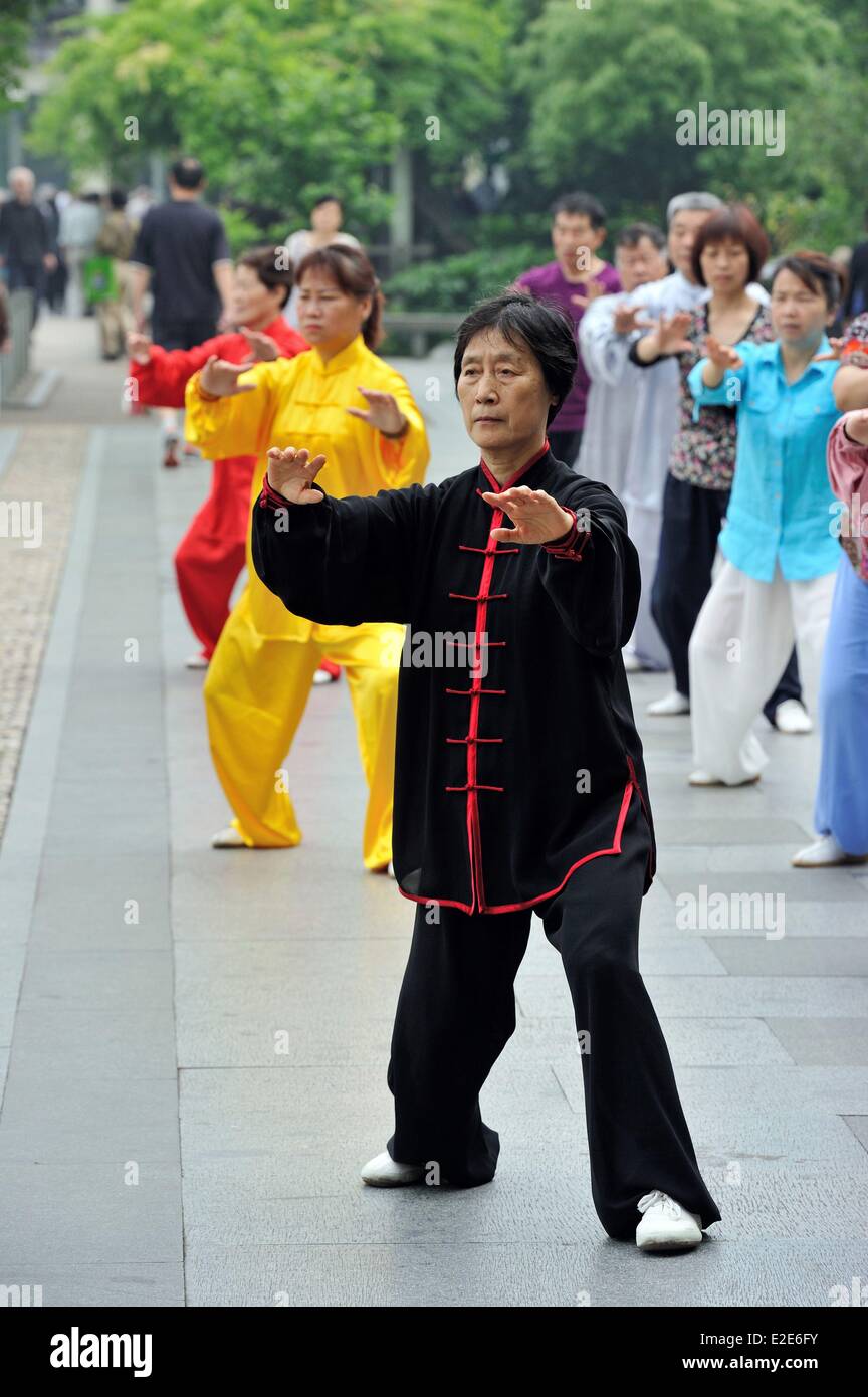 China, en la provincia de Zhejiang, Hangzhou, catalogado como Patrimonio Mundial por la UNESCO, muelles junto al lago del Oeste (Xihu), mañana el Tai chi Foto de stock