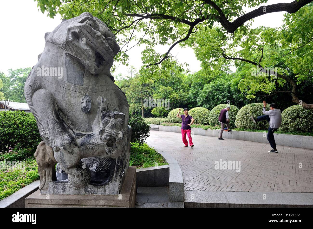 China, en la provincia de Zhejiang, Hangzhou, catalogado como Patrimonio Mundial por la UNESCO, muelles junto al lago del Oeste (Xihu), mañana el Tai chi Foto de stock