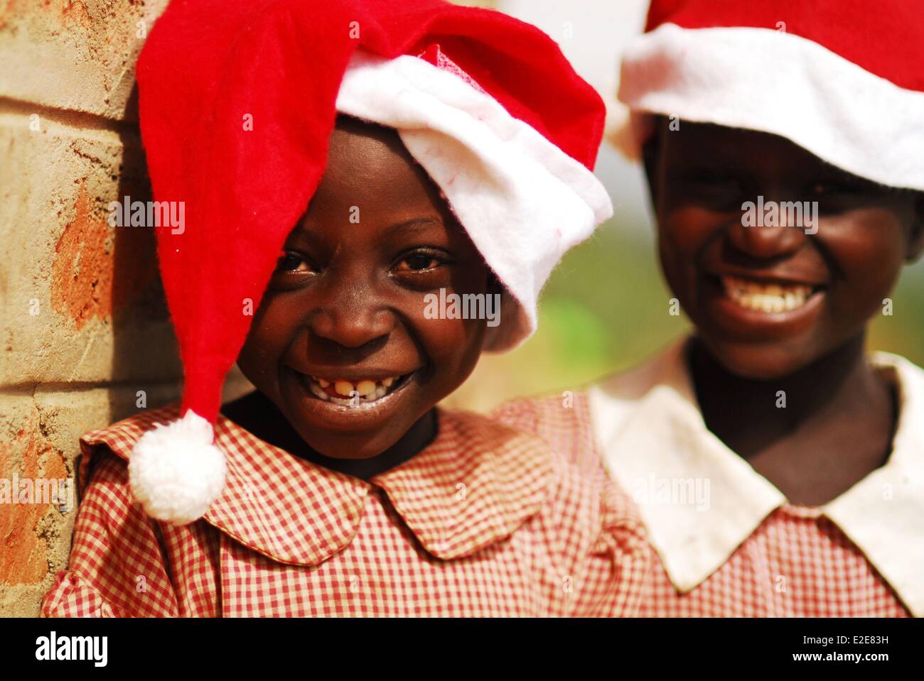 Kenya, Kakamega, retrato de 2 alumnas africana negra sonriente con