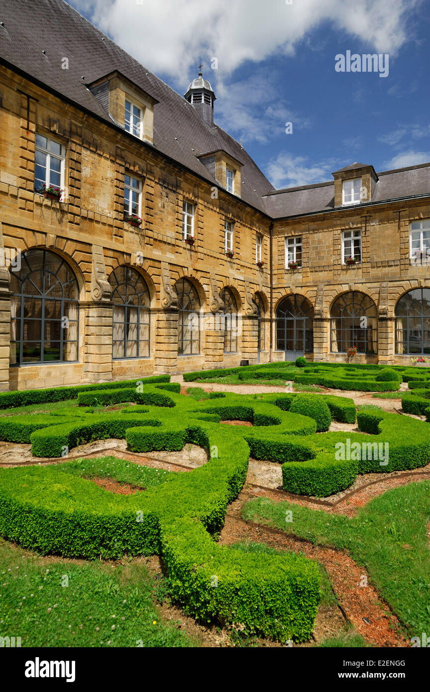 Francia, Ardenas, Mouzon, antigua abadía, jardines interiores. Foto de stock