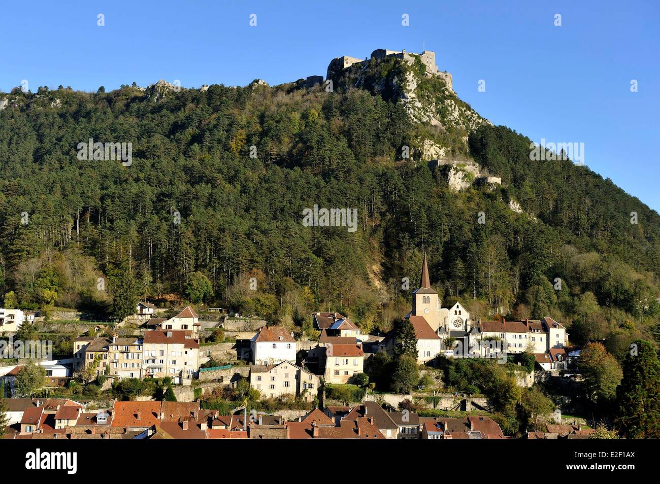 Francia, Jura, Salins-les-Bains, iglesia San Anatoile collegiale y Belin fort Foto de stock