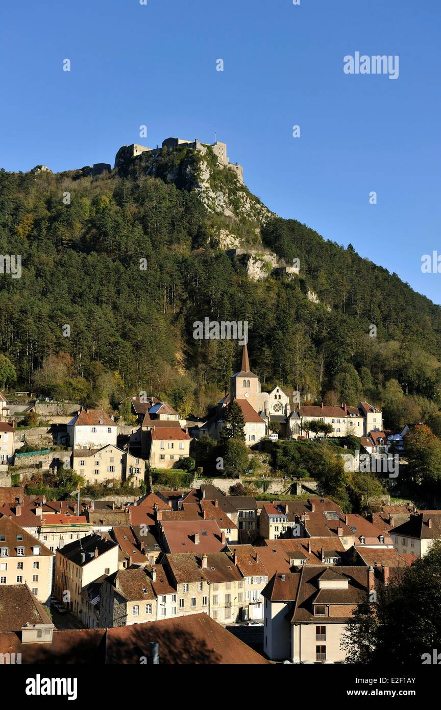 Francia, Jura, Salins-les-Bains, iglesia San Anatoile collegiale y Belin fort Foto de stock