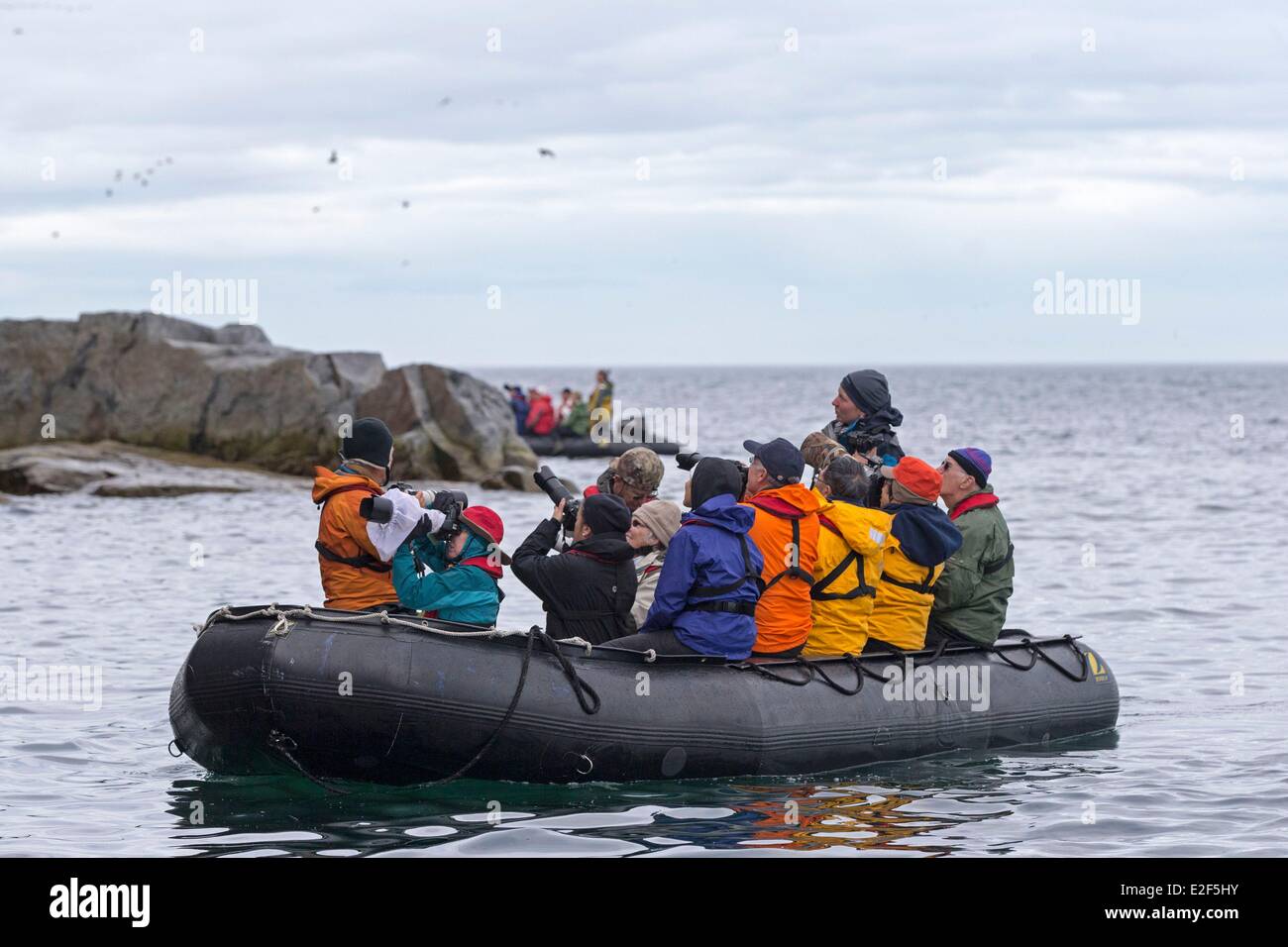 Rusia, distrito autónomo de Chukotka, el mar de Bering isla Kolyuchin, fotógrafos en una zodiac Foto de stock
