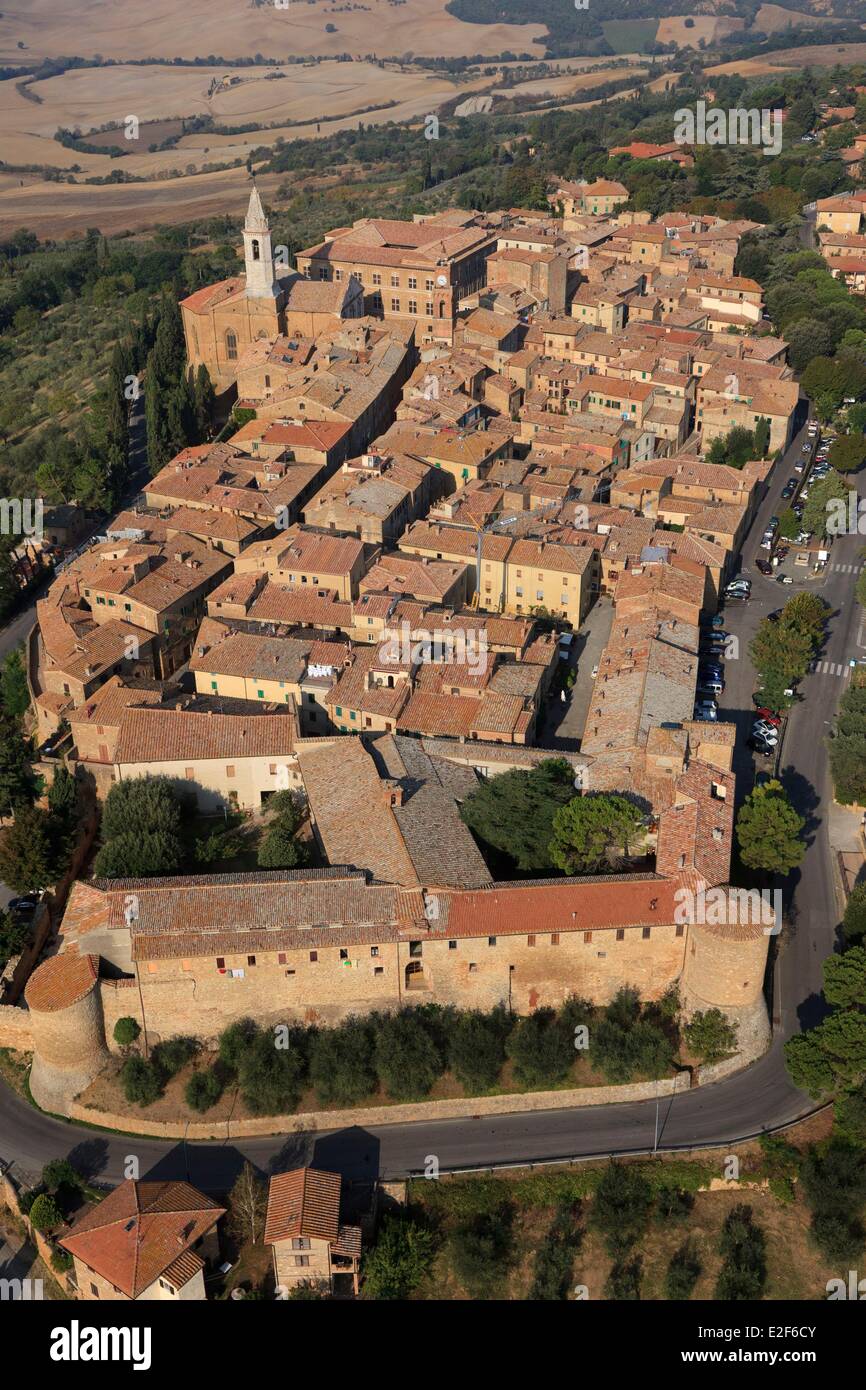 Italia, Toscana, Siena campiña, Val d'Orcia, catalogada como Patrimonio de la Humanidad por la UNESCO, Pienza (vista aérea) Foto de stock