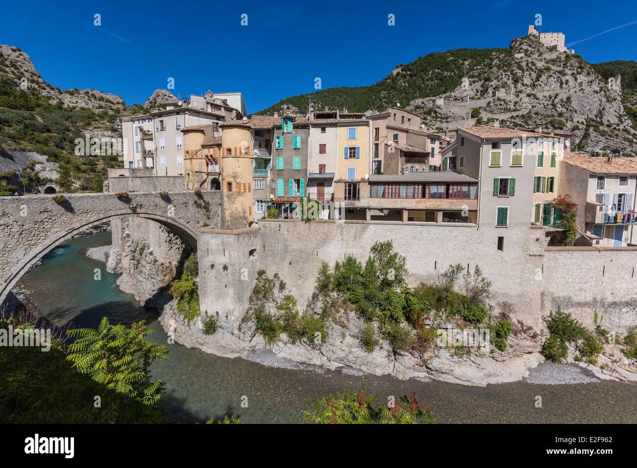 Francia, Alpes de Haute Provence, Entrevaux ciudad medieval fortificada por Vauban Foto de stock