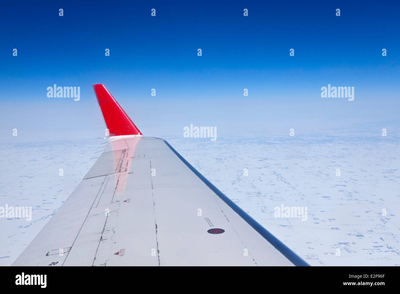 Canadá, Saskatchewan, avión sobrevolando el paisaje en invierno Foto de stock